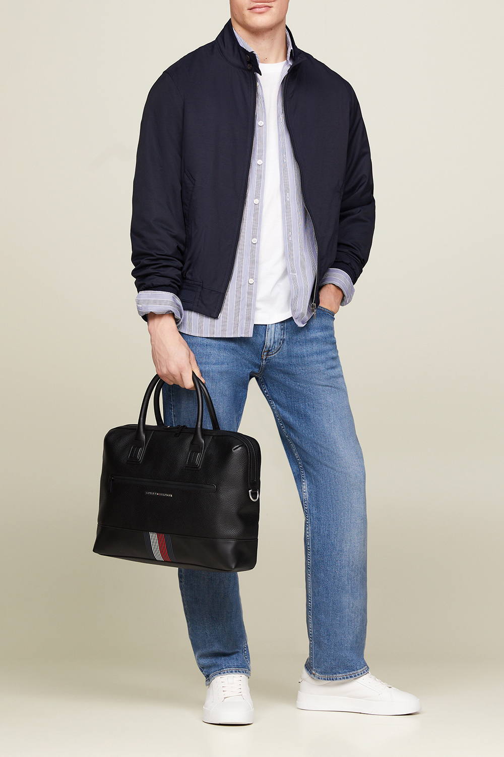 תמונת כל הלוק של תיק נשיאה למחשב